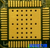 這是最不好的通孔設計，貫穿通孔直接擺放于QFN的接地散熱墊上，制造上無法確保其錫量，也就無法確保焊接良好。