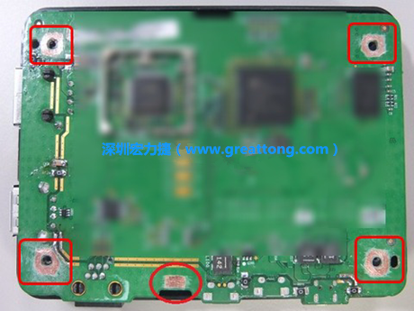手動去綠漆。使用傳統的刀片去除綠漆后的效果。