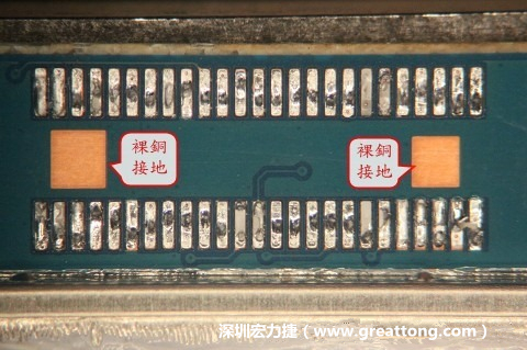 把板對板連接器全部移除，發現其下方板子共有兩個裸銅的方形設計。