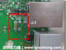 有人認為電容旁邊已經有螺絲將電路板固定于機殼上了，不應該發生電路板彎曲的現象才對。