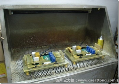 使用噴涂(Spraying)方式作業conformal coating時，需設備抽真空的設備，否則噴涂的物質會飄散到空氣當中，影響人體的健康。