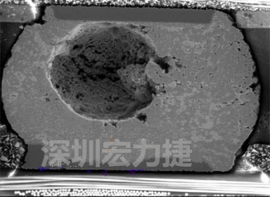 錫球氣泡大到足以影響到焊接的品質，下圖是錫球切片后的剖面，可以很明顯看到氣泡已經有錫球的 1/3 大了
