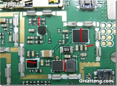 圖中顯示一塊電路板使用這種屏蔽夾(shielding clip)的實例?；旧衔覀冊趶澖堑牡胤蕉荚O計擺放了一個屏蔽夾，這樣可以讓作業員比較方便安裝屏蔽罩(shielding can)時的對位準確。然后在其他沒有屏蔽夾的地方也設計了一些接地的布線，一來可以稍微提升屏蔽罩的電磁隔絕能力，另一方面也可以為屏蔽夾無效時，馬上可以更改為屏蔽框，而無需要重新設計電路板。