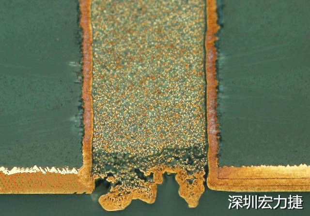 PCB設計之導電孔塞孔工藝 導電孔Via hole又名導通孔，為了達到客戶要求，導通孔必須塞孔，經過大量的實踐，改變傳統的鋁片塞孔工藝，用白網完成板面阻焊與塞孔。生產穩定，質量可靠。