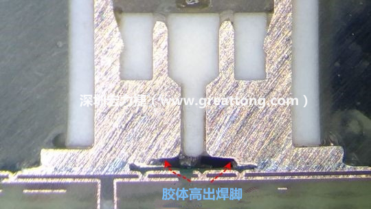  最后的結果出來了，人家原供應商的連接器設計在焊腳與塑膠件(body)之間有一個小小的高度差(standoff)，零件腳硬是比塑膠件高出約0.1mm的間隙，就是這個間隙讓原供應商的連接器完全免去與膠體下方的銅箔線路(cooper trace)或綠漆(solder mask)不平整所造成的翹高浮起問題。