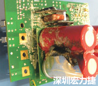 元件選擇不當導致大量電流或電壓流經電路，將會發生像這個燒融電容器的損壞情形。