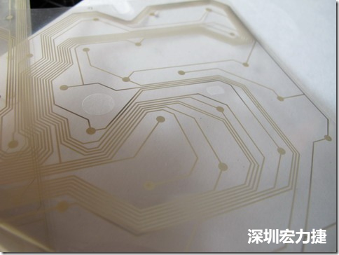下面第二個圖則是另一片也有著按鍵線路的PTF，當上、下兩面PTF的按鍵結點互相接觸后就可以計算出是哪個按鍵被按下了?？墒钱敯存I沒有按下時，上下兩片PTF的線路則是分開的，所以上圖那片PTF的線路上面其實還另外覆蓋了另一層透明的PET作為絕緣層，只露出了需要在鍵盤按下時才會碰觸的接觸點，因為這些材質使用的都是Polymer，所以才撐這樣的技術為Polydome(聚合簧片)。