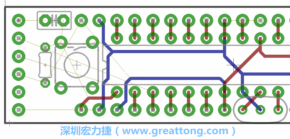 到目前為止，你應該只剩下四個部分還未進行布線，10K重置上拉電阻器、重置電容和1×6的序列排針。