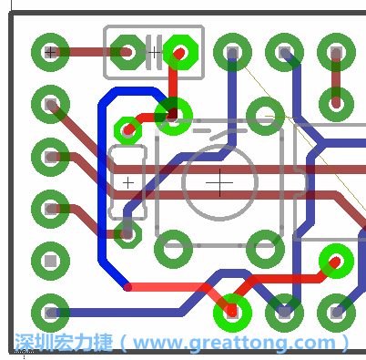 為了要創造一個電路通道，首先要先點擊重置開關的連結點進行布線，在電路板的背面繪制線路直到其它線路前的乾淨區域。
