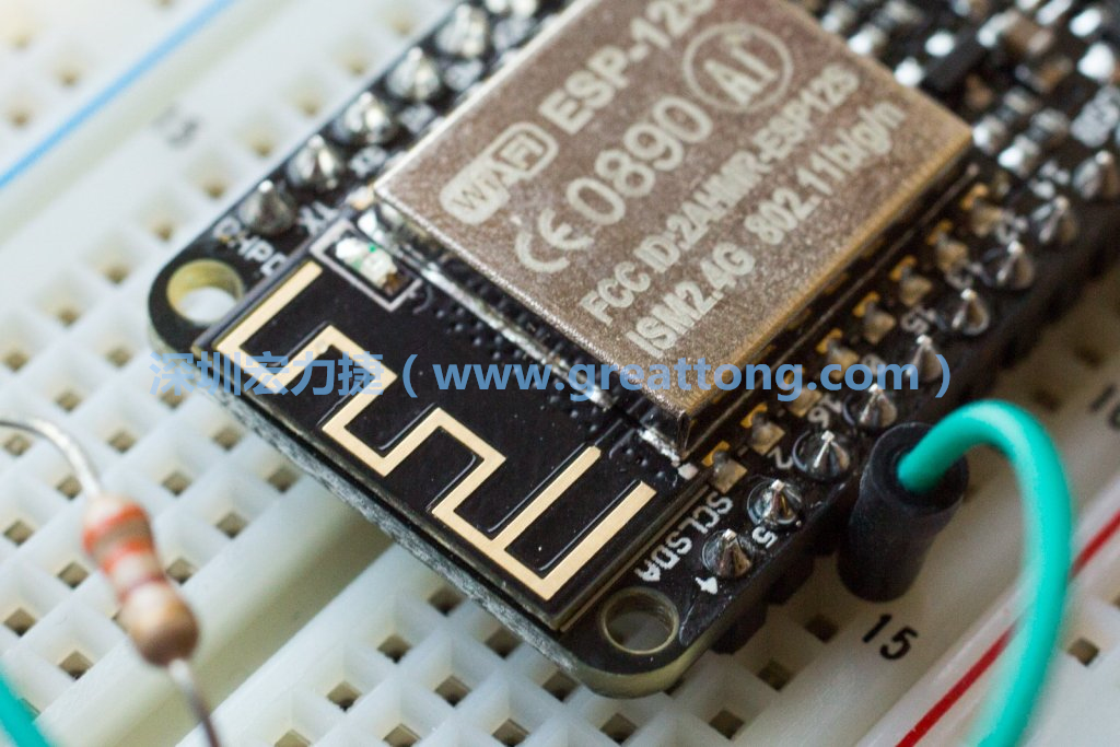 Adafruit Feather板上的無線電天線。