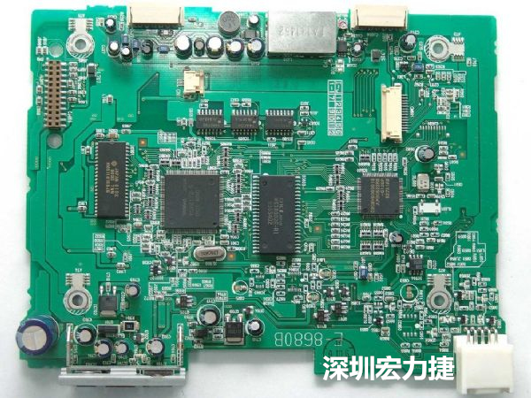 大面積PCB若電子元器件數量多、重量較重，板材強度不夠時容易產生PCB中央部凹陷問題。