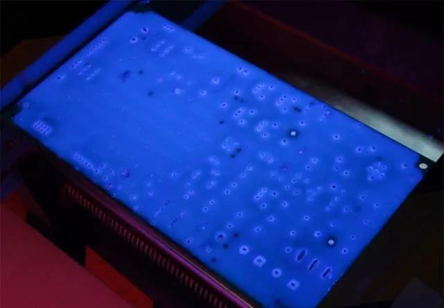經過涂覆工藝后的PCB，在紫光燈下的拍攝效果，原來coating也可以這么美！