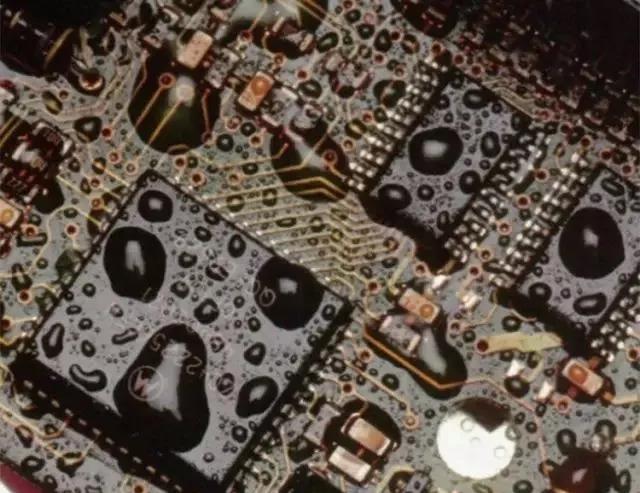 經過涂覆工藝后的PCB，在表面形成透明的保護膜，能有效防止水珠和潮氣侵入，避免漏電和短路。