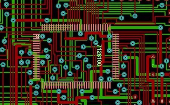 圖1：兩種PCB模型的部分電路。頂圖：傳統設計版本。
