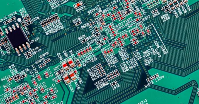 你能在這個復雜的PCB中找到垂直布線嗎？反正我不能